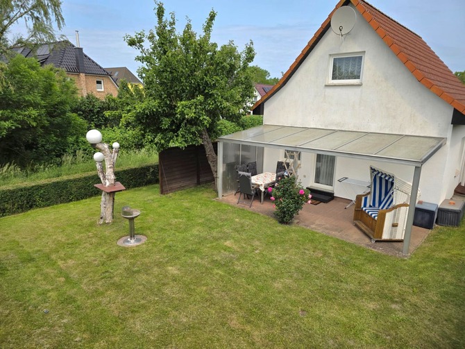 Ferienhaus in K&uuml;hlungsborn - H&ouml;ppner, Joachim - Terrasse mit Grillplatz