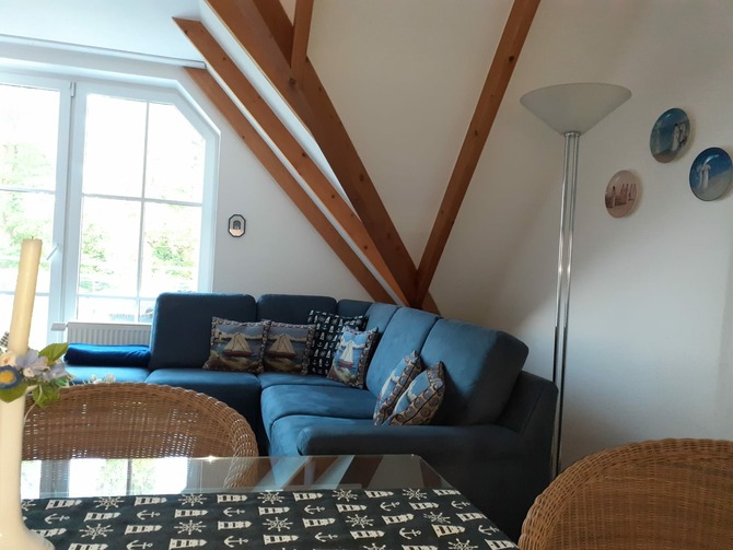 Ferienwohnung in Niendorf/Ostsee - Residenz Niendorf mit Meerblick - Wohnzimmer Blick vom Tisch