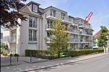 Ferienwohnung in Niendorf/Ostsee - Residenz Niendorf mit Meerblick - Hausansicht mit Balkon markiert