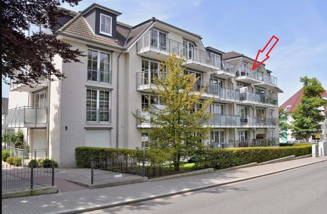 Ferienwohnung in Niendorf/Ostsee - Residenz Niendorf mit Meerblick - Hausansicht mit Balkon markiert