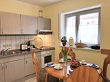Ferienwohnung in Kühlungsborn - Appartementanlage Ostseeblick Fewo Rügen 12 - Küche mit separatem Esstisch