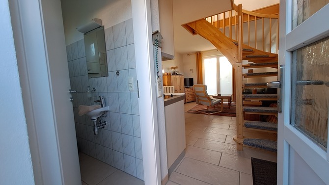 Ferienhaus in K&uuml;hlungsborn - Schlehdornhaus - Blick in den Wohnraum mit G&auml;ste-WC