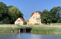 R&uuml;gen Ferienwohnung 8 am Wasser Gut Grubnow mit WLAN und Sauna